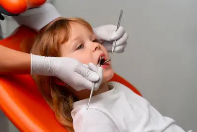 Criança em atendimento odontológico na Riso Facial
